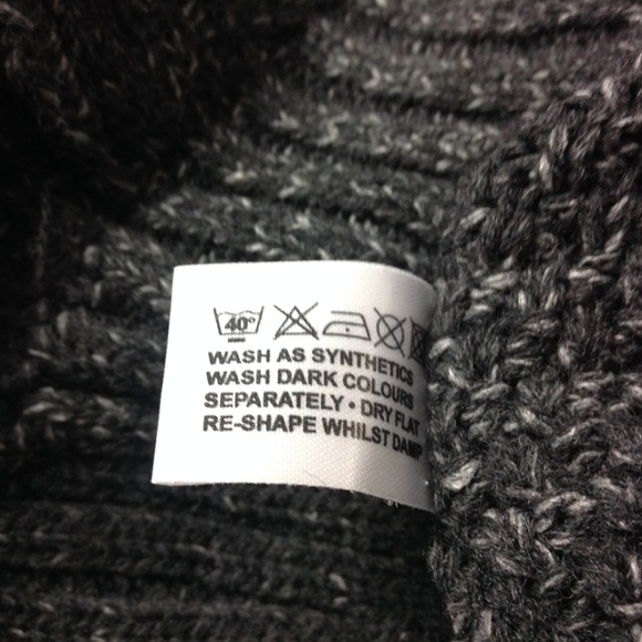 New Oyisis Men's Gray Knitted Cardigan Size S - Picture 8 of 8